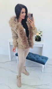 Jesienno- zimowa parka na misiu Arina z futrzanym odpinanym kołnierzem oraz kapturem - beżowa