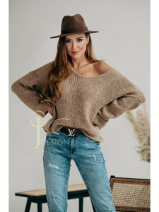 Luźny sweter w serek Neli polski producent J&K premium -  ciemny beż mokka