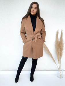 Elegancki włoski płaszcz Palermo z pikowaną podszewką i dużymi klapami - camel