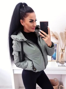 Ocieplana zimowa kurtka Brendi z kapturem i trokami oraz naszywką - zielona khaki