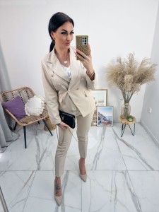 Garnitur damski Alma dwurzędowa marynarka ze złotymi guzikami + cygaretki w kant - beż