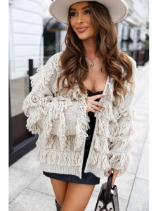 Krótki kardigan narzutka Fox z frędzlami polski producent J&K premium - beż