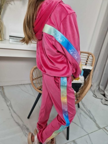 Welurowy dziecięcy dres Besties Multicolor bluza kangurka + spodnie z tęczowym lampasem La Perla Kids - fuksja
