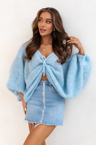 Krótki ozdobny sweter Cross z szerokimi rękawami polski produkt J&K premium - niebieski