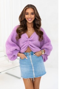 Krótki ozdobny sweter Cross z szerokimi rękawami polski produkt J&K premium - liliowy