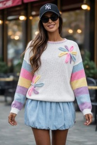 Wiosenny pastelowy sweter Dalia z kwiatami polski producent J&K premium - ecru