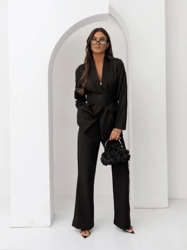 Klasyczny damski  garnitur komplet z paskiem Tessa - czarny