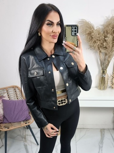 Krótka kurtka ramoneska Mili z ekoskóry ze zotymi napami - czarna