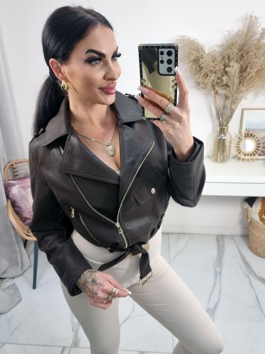 Krótka kurtka ramoneska Selena z ekoskóry ze zotymi dodatkami - czekolada brąz