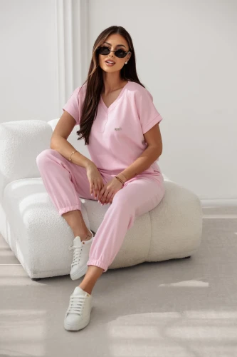 Dres Damski z broszką Mindy bluzka z krótkim rękawem plus spodnie - różowy