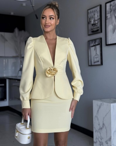 Damski elegancki komplet Sofia marynarka z odpinaną różą + spódnica  - żółty bananowy