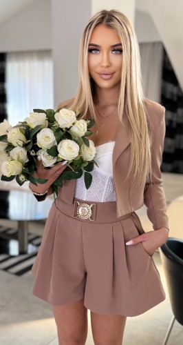 Damski elegancki komplet Vogue S.MORISS marynarka + szerokie spodenki z paskiem  - mokka fango