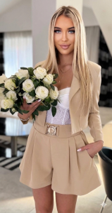 Damski elegancki komplet Vogue S.MORISS marynarka + szerokie spodenki z paskiem  - beżowy