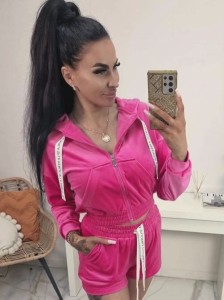 Welurowy dres Heart La Perla bluza kangurka + krótkie spodenki - różowy