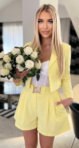Damski elegancki komplet Vogue S.MORISS marynarka + szerokie spodenki z paskiem - żółty